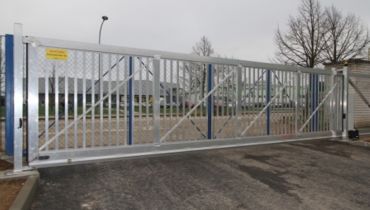 SELF-SUPPORTING SLIDING GATE WITH BARRIER SYSTEM